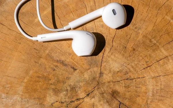 Auriculares Modernos Blancos Auriculares Sobre Mesa Madera —  Fotos de Stock