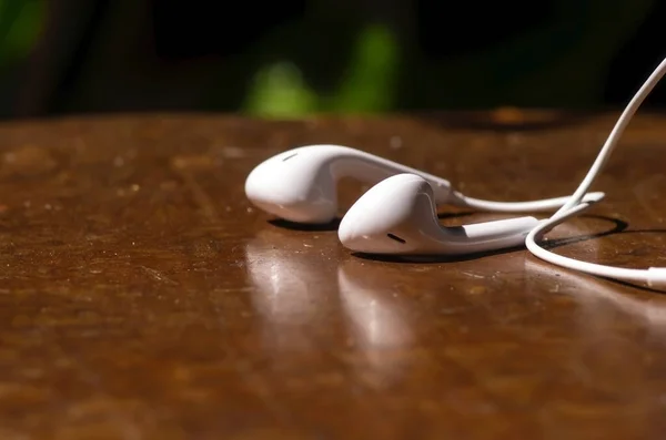 Auriculares Modernos Blancos Auriculares Sobre Mesa Madera —  Fotos de Stock