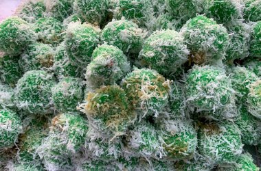 Klepon, geleneksel Endonezya aperatiflerinden biri glüten pirinç unundan yapılmış ve rendelenmiş hindistan cevizi serpiştirilmiş.