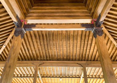 Bir joglo evinin tavanı, Endonezya 'da geleneksel bir Cava evi, yüksek kalite meşe ağacından yapılma ahşap ve el yapımı oymalar.