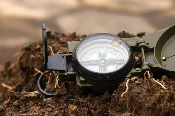 Yerde yeşil bir ordu manyetik pusula var.