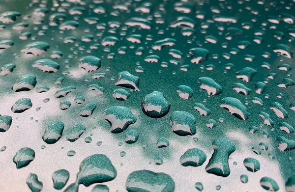 Primer Plano Las Gotas Agua Una Superficie Verde —  Fotos de Stock