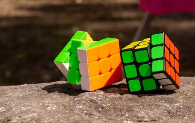 Taş yüzeyde iki renkli rubik küp bulmacası