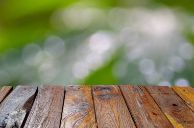 Ürünün gösterimi için beyaz bokeh arkaplanının önündeki eski tik ağacı boş masa