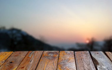 Eski meşe ağacı boş masa, gün batımının soyut arka planına odaklanmış.