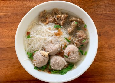 Tahta masada taze sebzeli köfte çorbası.