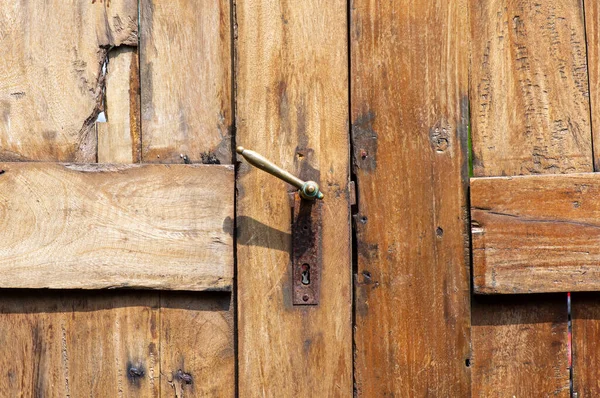 Gammal Teak Trädörr Med Rostig Dörrhandtag — Stockfoto