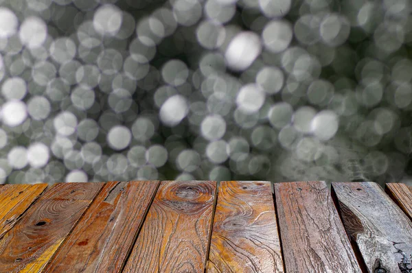 Ürünün gösterimi için beyaz bokeh arkaplanının önündeki eski tik ağacı boş masa