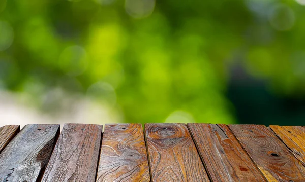 Ürünün Gösterimi Için Yeşil Bokeh Arkaplanının Önündeki Eski Meşe Ağacı — Stok fotoğraf