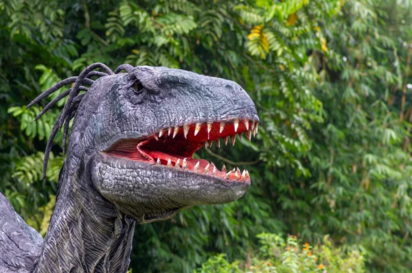 Merapi Park, Yogyakarta, Endonezya 'da bir dinozor kopyası.
