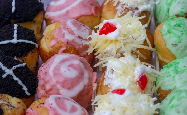 Renkli mini çöreğe yakın, sığ odak noktası