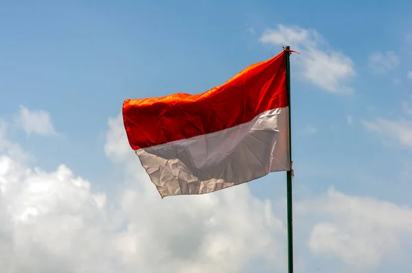 Una Bandiera Indonesiana Vecchia Carta Con Sfondo Cielo Blu — Foto Stock