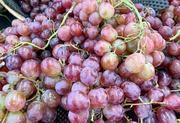 Ein Stapel Frischer Roter Trauben Supermarkt — Stockfoto