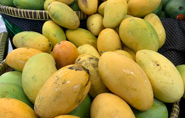 Een Stapel Frisse Kleurrijke Tropische Mango Supermarkt Stockfoto