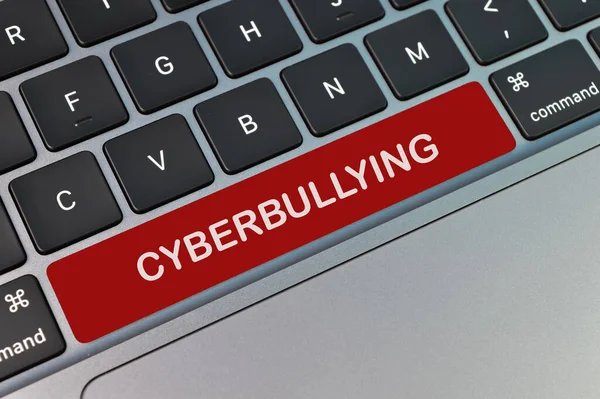 Visão Superior Teclado Computador Escrito Com Texto Cyberbullying — Fotografia de Stock