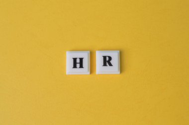 HR metni olan kare harfler İnsan Kaynakları anlamına geliyor