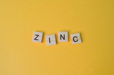 Sarı arkaplan üzerinde ZINC metni bulunan kare harfler
