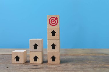 Ok ve dart sembollü tahta küp blokları