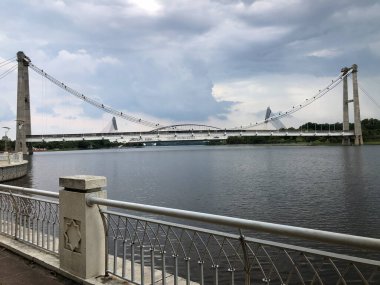 Putrajaya, Malezya 'daki gölde küçük bir köprü.