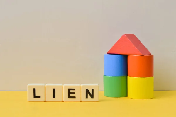 Oyuncak ev ve kare harfler.