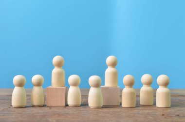 Birlikte duran insanlar. İletişim, iş ekibi, takım çalışması ve takım ruhu kavramı