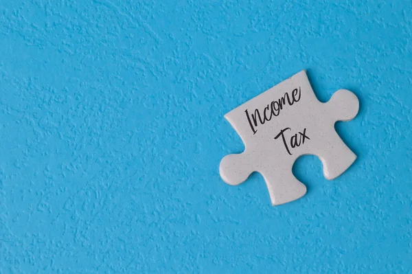 Quebra Cabeça Escrito Com Texto Income Tax Isolado Fundo Azul — Fotografia de Stock