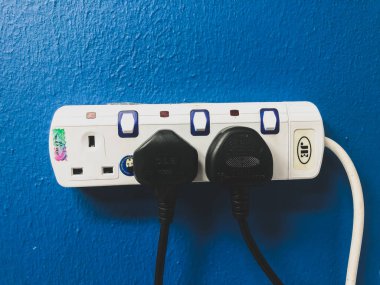 Klang, Malezya: 26 Ekim 2021 - Elektrik prizli mavi duvar