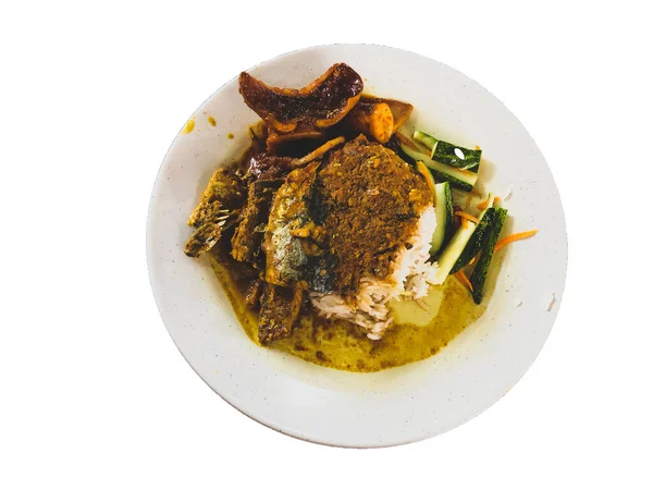 被称为Nasi Dagang的受欢迎的马来西亚食物在白色背景下被隔离 在椰奶中加入咖喱鱼蒸饭 — 图库照片