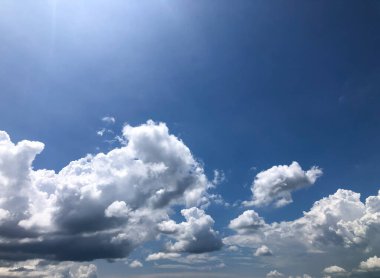 Güneşli bir günde mavi gökyüzü ve beyaz bulutlar
