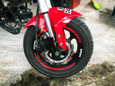 Juru, Malezya: 10 Kasım 2021 Motosikletin ön tekerini kapat. Ducati markası.