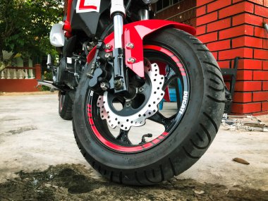 Juru, Malezya: 10 Kasım 2021 - Motosikletin ön tekerleğini kapat. Ducati markası.