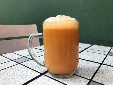 Sütlü çay ya da herkes tarafından Teh Tarık olarak bilinir.