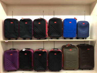 Selangor, Malezya: 15 Kasım 2021 - Raflarda satılık valizler