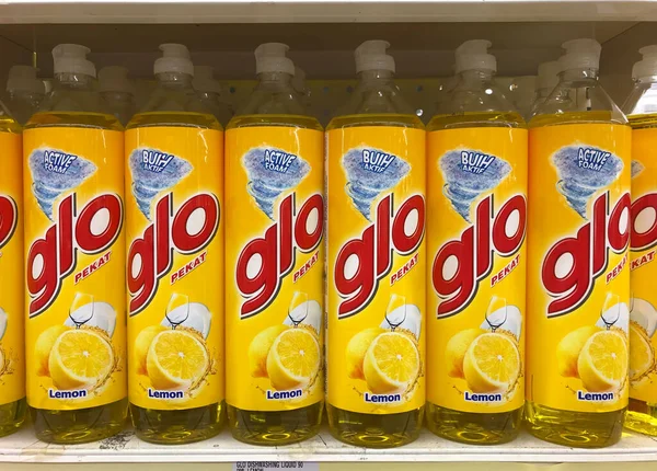 말레이시아의 Selangor 2021 세척제 슈퍼마켓 선반에 전시되어 Glo 100 효과적 — 스톡 사진