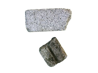 Beyaz arkaplanda beton bloklar izole edildi