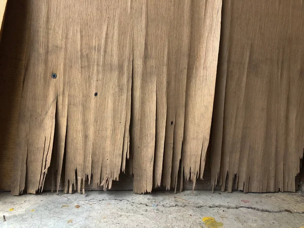 Kapı kontrplağı yağmur suyundan zarar görmüş.