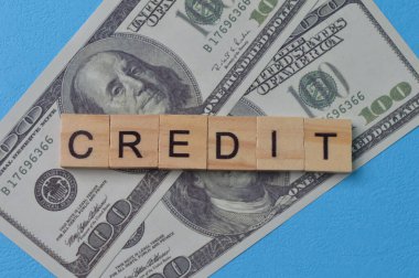 Para banknotları ve metni CREDIT ile kare harfler