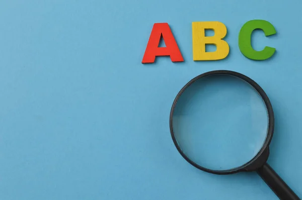 Loupe Lettres Abc Isolées Sur Fond Bleu Avec Espace Copie — Photo