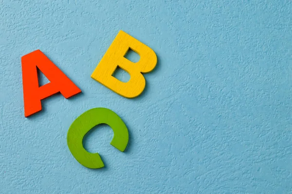 Lettere Abc Isolate Sfondo Blu Con Spazio Copia — Foto Stock