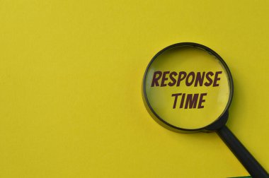 Sarı arkaplanda izole edilmiş büyüteç.