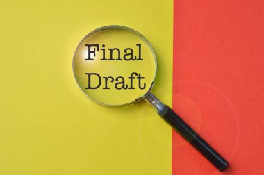 Son DRAFT metniyle yazılan büyüteç. Üst görünüm.