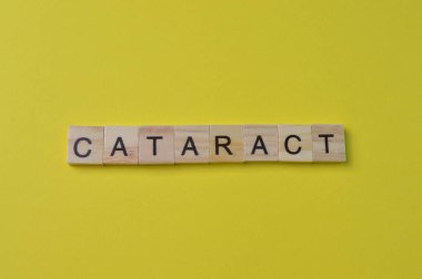 Tahta kare harfler ve metin CATARACT. Tıbbi konsept.