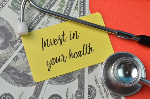 Грошові Банкноти Стетоскоп Жовті Картки Написані Invest Your Health — стокове фото