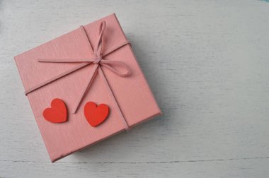 Metin için kopyalama alanı olan pembe kutu ve aşk şekilleri