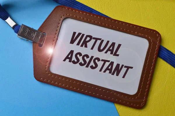 VIRTUAL ASSISTANT ile yazılmış kahverengi isim etiketi.