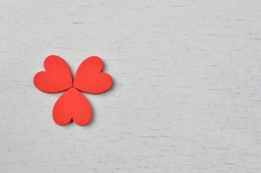 Aşk şekilleri, kopyalama alanı olan beyaz bir arkaplanda izole edilir