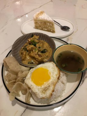 Yumurta, çorba, tereyağı ve kraker ile servis edilen beyaz pirinç manzarası veya halk arasında Nasi Telur Masin Butter olarak bilinir.