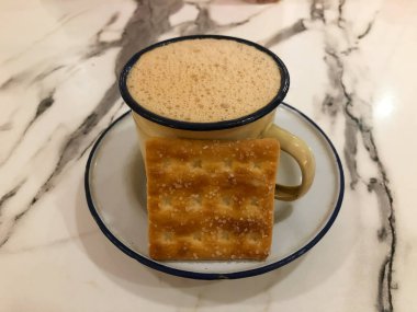 Masada bir fincan süt ve bisküvi var..