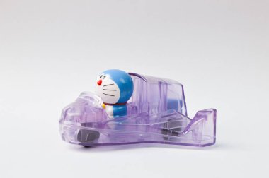 Beyaz arka planda izole edilmiş uçakla Doraemon oyuncağı