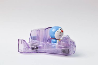 Beyaz arka planda izole edilmiş uçakla Doraemon oyuncağı
